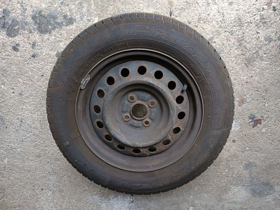 Зимни гуми 195/65/15 с джанти 4 броя 15  4x100 Toyota