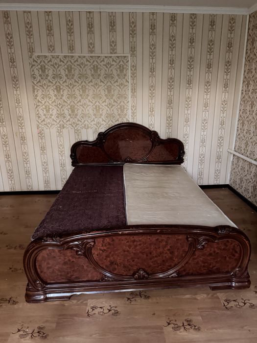 Двуспальная кровать