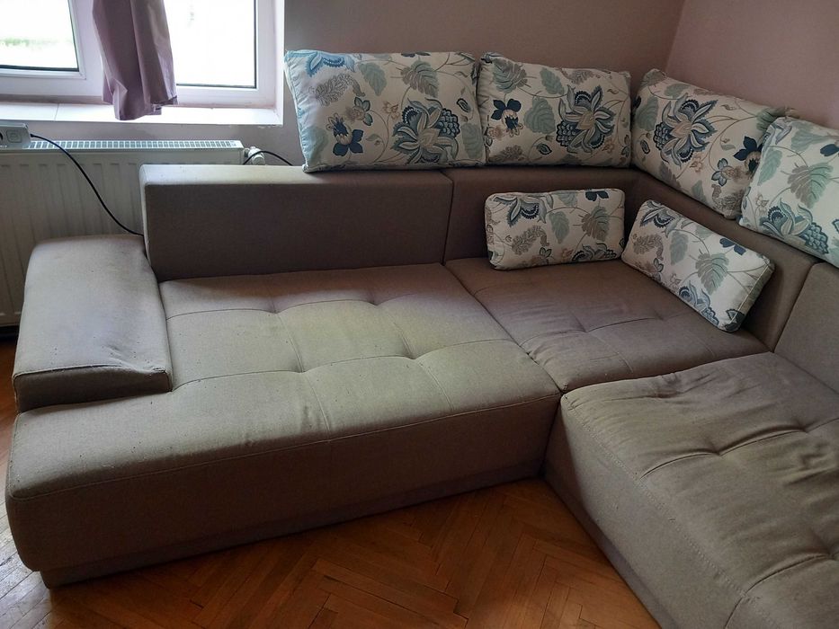 Vând canapea colțar in forma de L