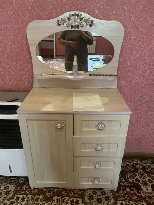 Мебель комплект диван,шкаф,тримо,компютерный стол.