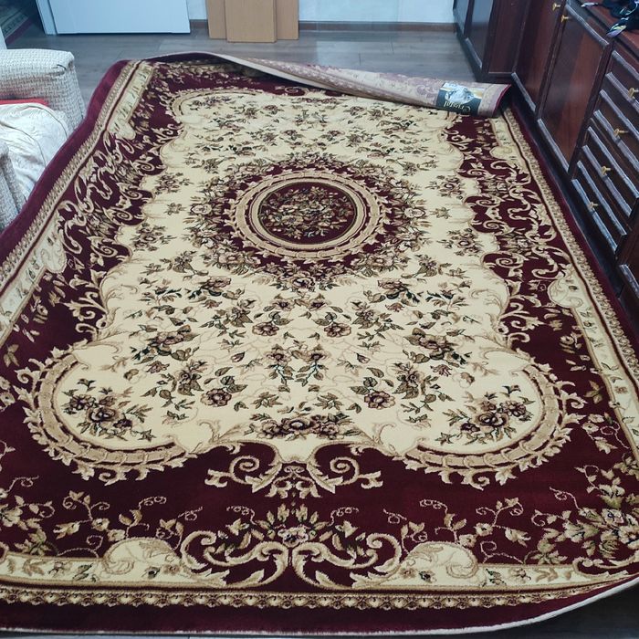 Чиройли гилам  сотилади