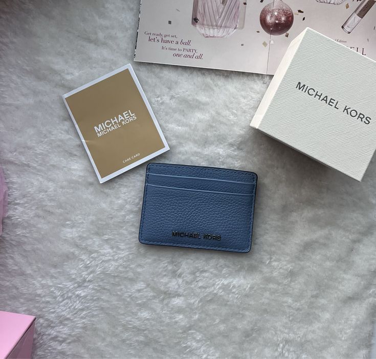 Женский голубой кардхолдер