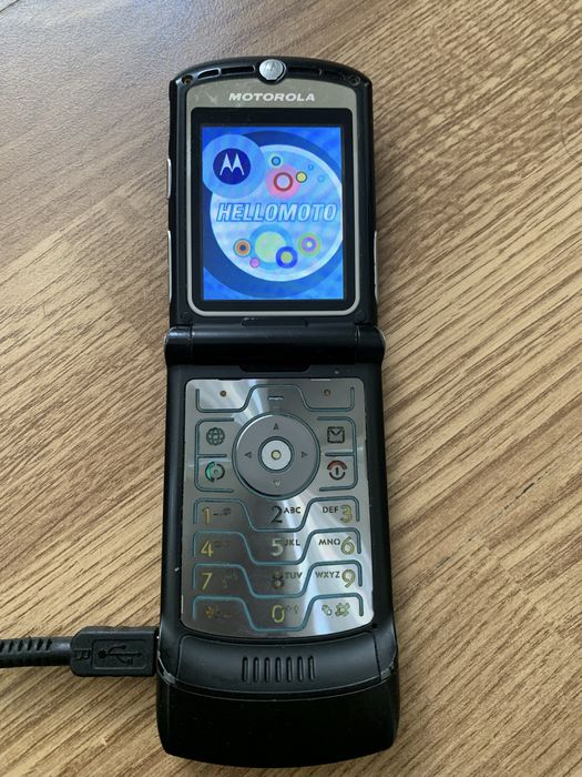 Telefon de colectie Motorola Flip V3i cu clapeta.Nu este functional.