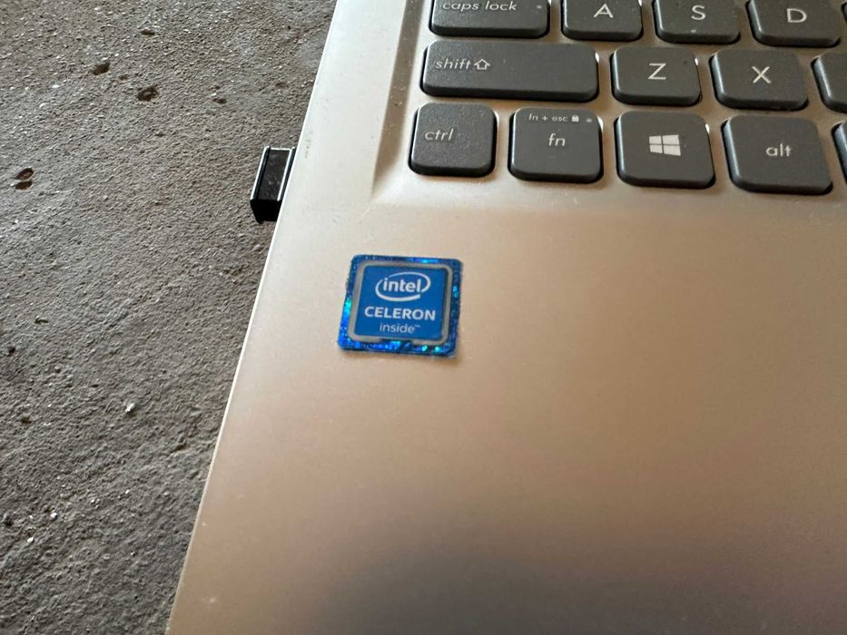 Vând laptop asus