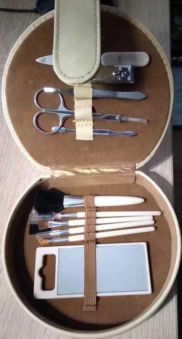 Trusă de machiaj și manichiură