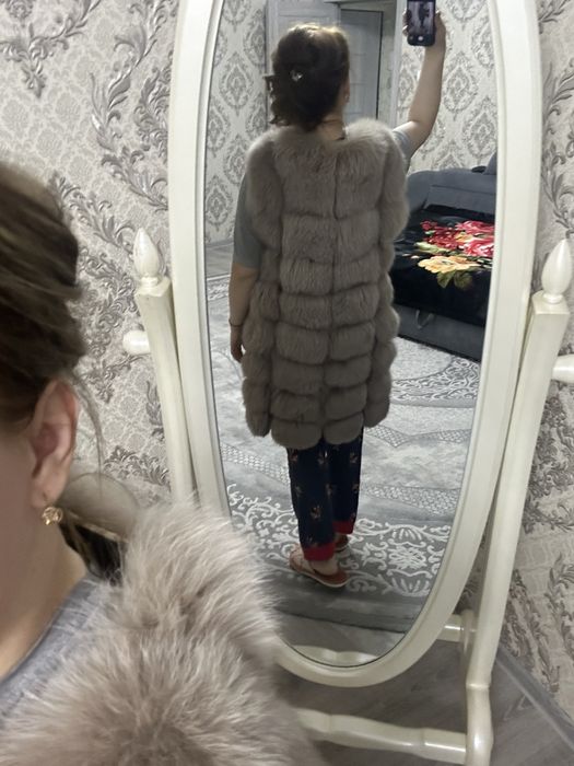 Продаю меховую женскую жилетку