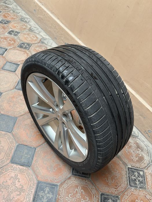 Шина MICHELIN 275/40 R20 с диском.