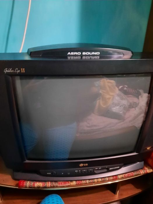 Продается Шкаф и Телевизор цветной.