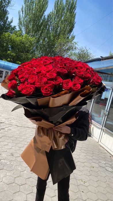 101 роза 19990 метровая.