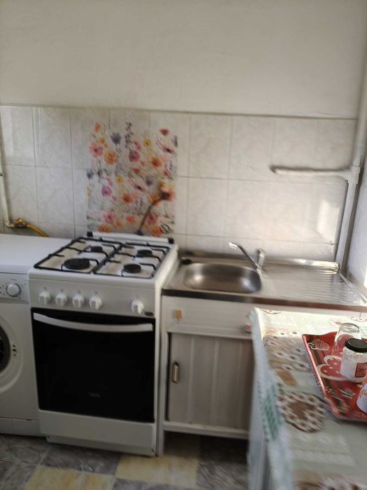 Inchiriez garsonieră luminoasă cu balcon închis pe strada Tineretului – complet utilată – Disponibilă imediat!