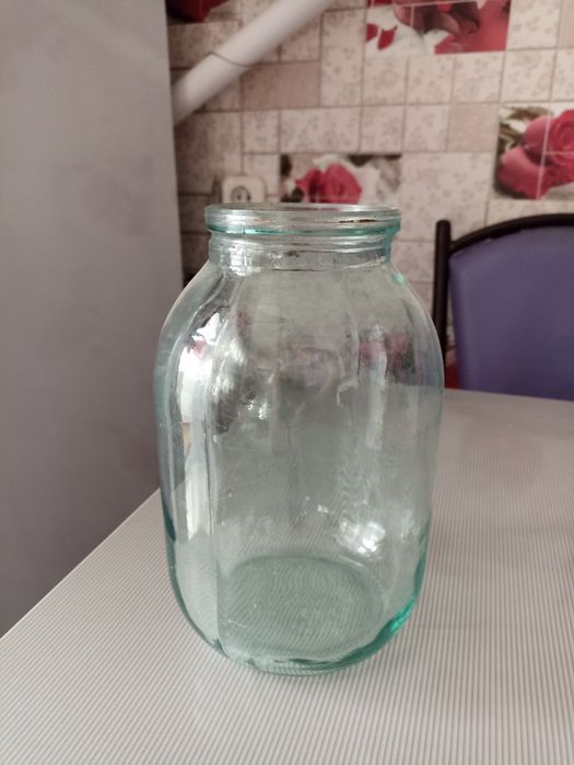 Продам 3 х литровые стеклянные банки.