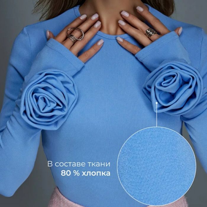 Лонгслив с розами на рукавах