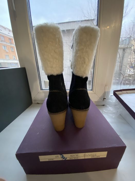 Продам женские ботинки