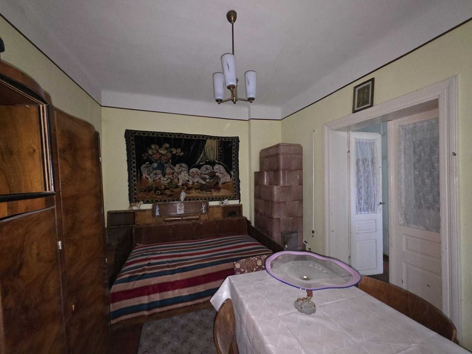 Casă în oraș, cu teren, de vânzare