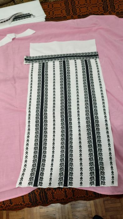 Ii  tradiționale cu motive florale țesute în razboi