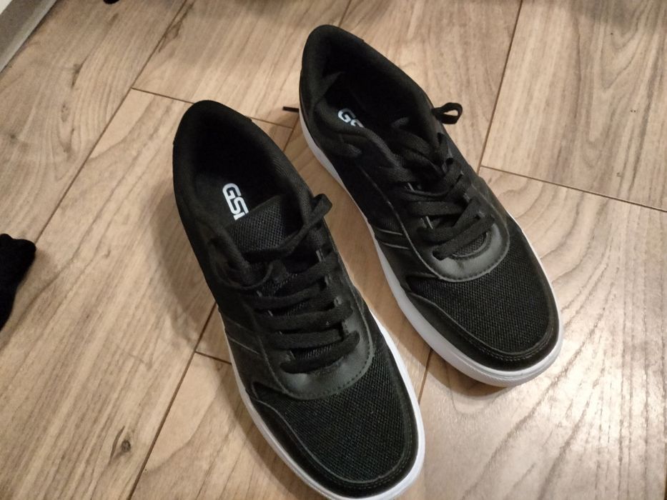 Кросовки новые для школы