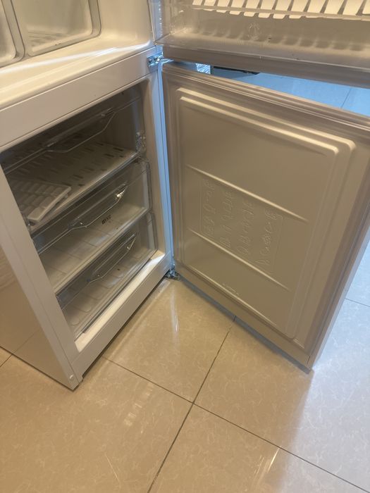 Продам холодильник Indesit