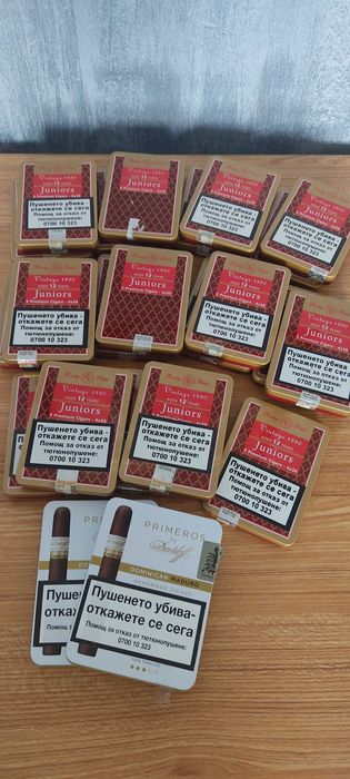 Различни дървени и метални кутии от пури