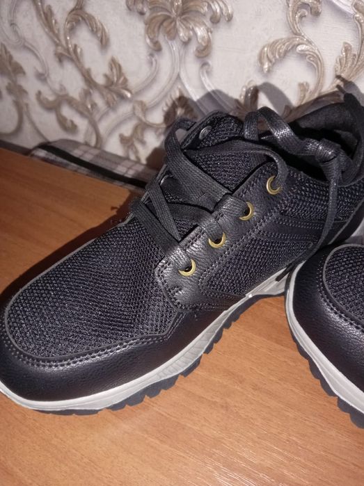 Продам кроссовки р 41