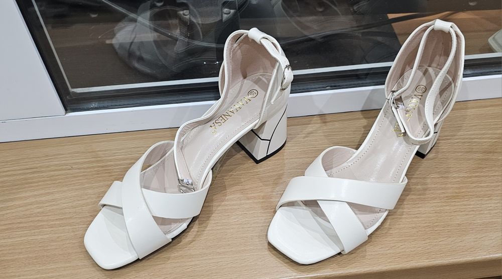 Новые босоножки на каблуке