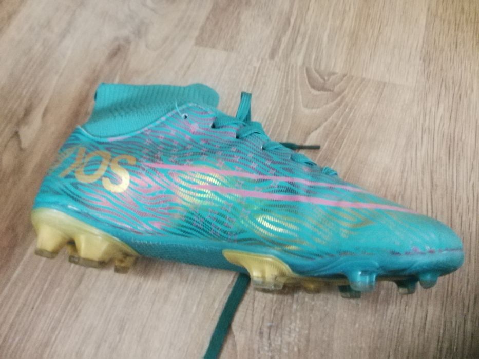 Футболни стоки бутонки Найк и Диадора, кори Адидас