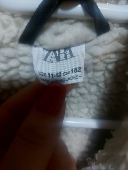 Jacheta de blugi  de la ZARA,imblanita.purtate de 2-3 ori