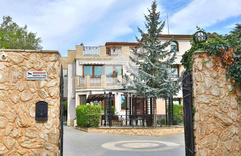 Триетажна луксозна къща с басейн в к.к. Св.Св. Константин и Елена