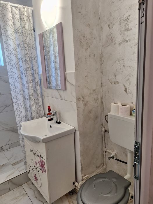 Închiriez garsoniera etaj1