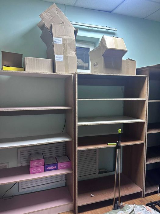 стеллажи, стол и стулья