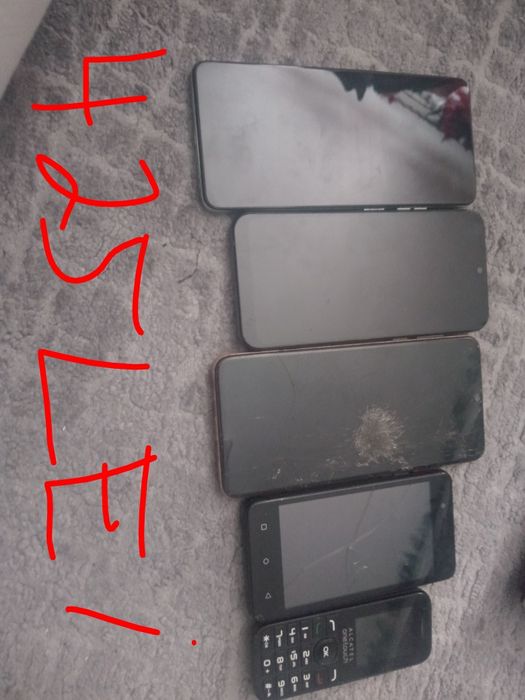 Vand telefoane pentru reparat