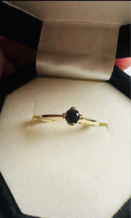 Inel de logodnă: Aur de 14 k si diamant natural negru