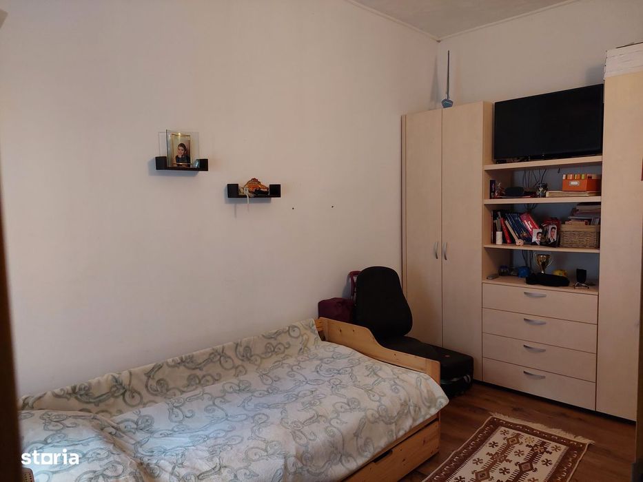 Vand casa in curte comuna