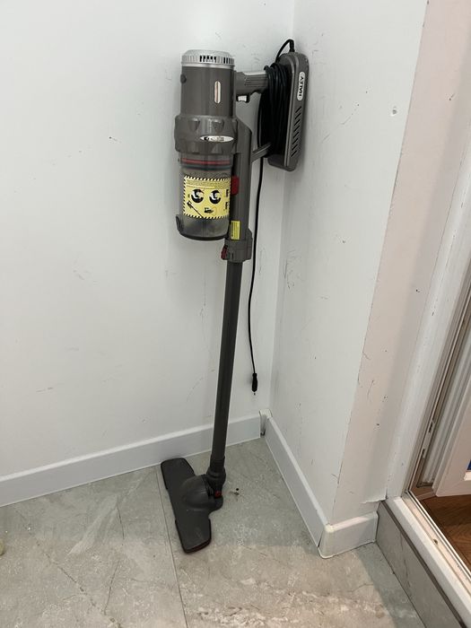 Рабочий стол, кровать, телевизор, пылесос