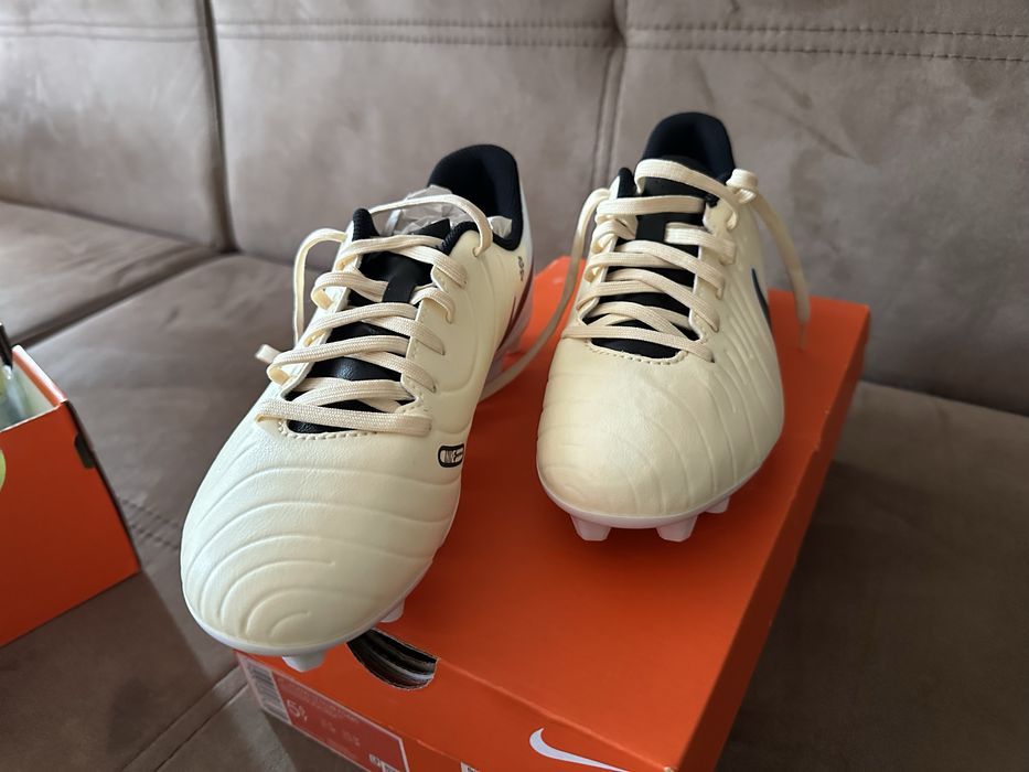 Продавам нови футболни бутонки