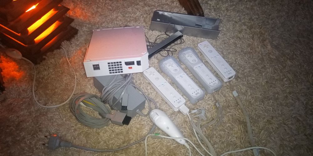 Wii конзола с контролери, кабели и всичко необходимо за игра