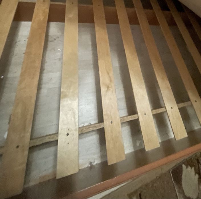 Продам кровать 2×1,60 м с матрасом