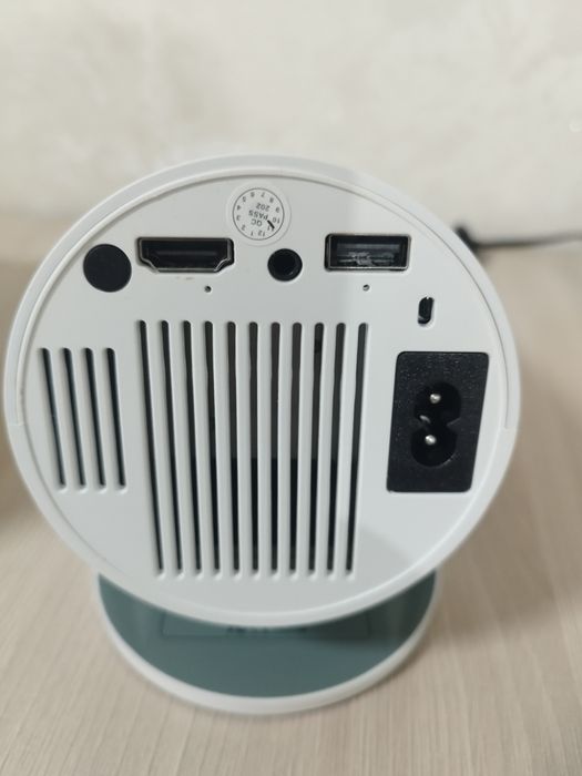 Проектор HY300 для дома