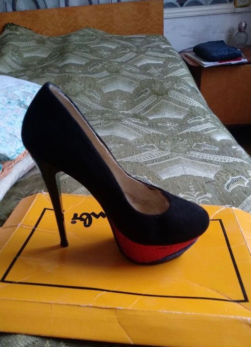 Продаются шикарные женские замшевые туфли на каблуке