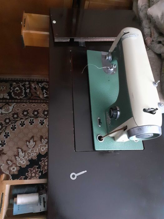 vand masina de cusut ILEANA, UMC Cugir cu masă originală, funcțională,stare bună