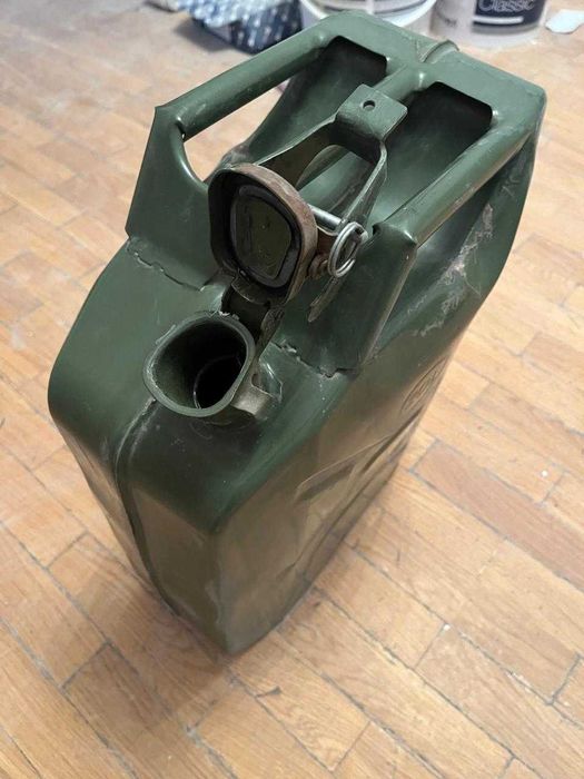 Канистра для бензина 20 литров, б/у