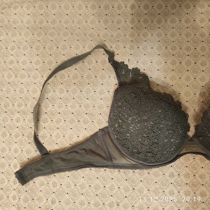 ПОДАРЯВАМ нов масленозелен сутиен р. 85/С