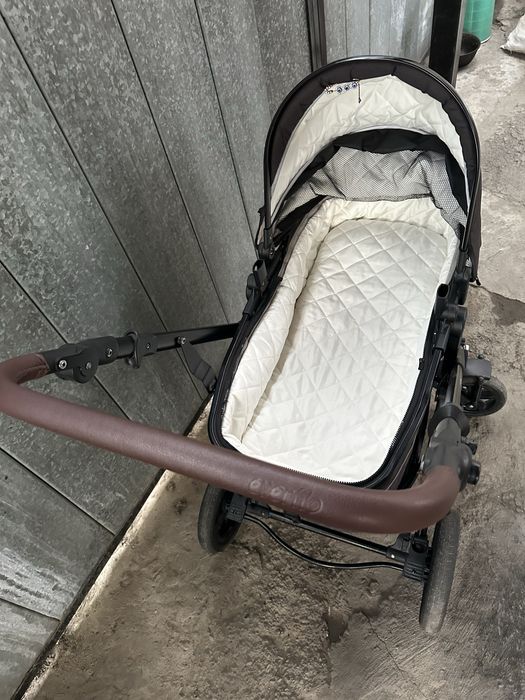 Продам детскую коляску 3 в 1