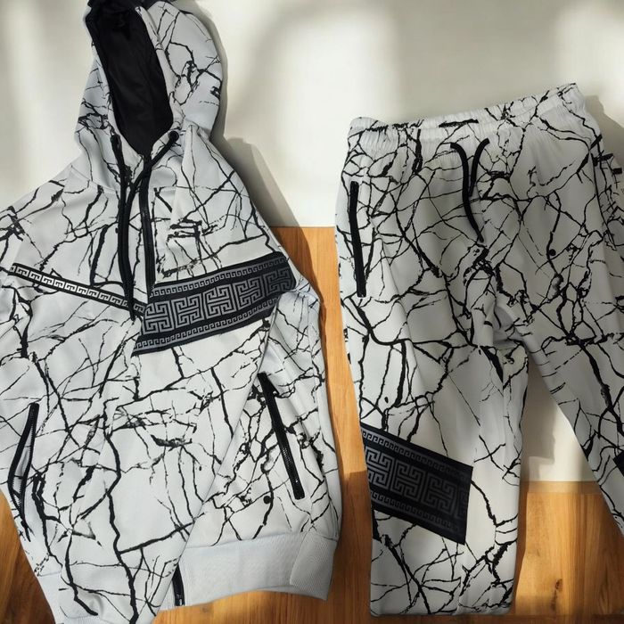 Мъжки комплект с мраморен ефект и мотиви тип Версаче-бяло