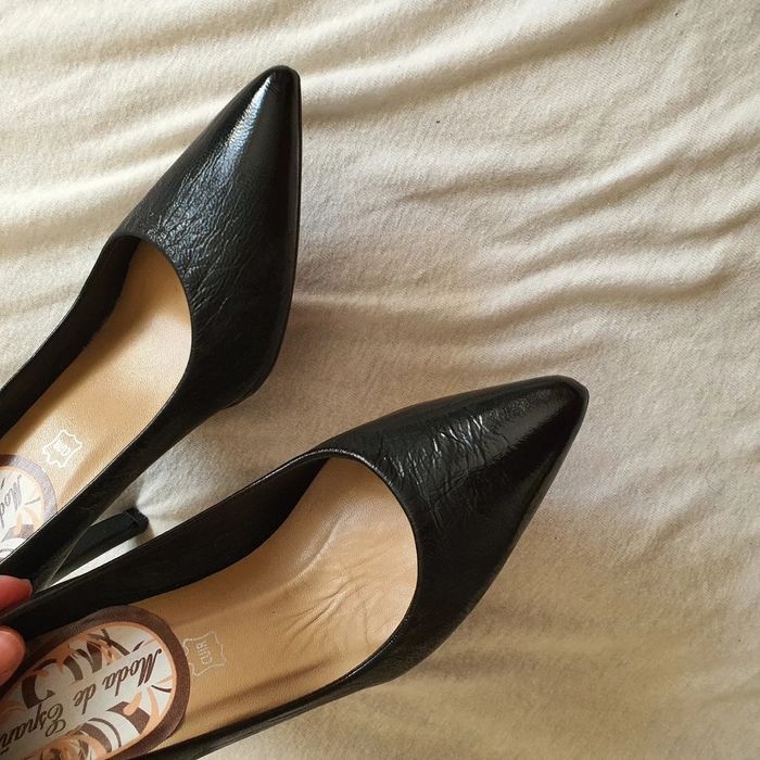 Pantofi cu toc negri din piele