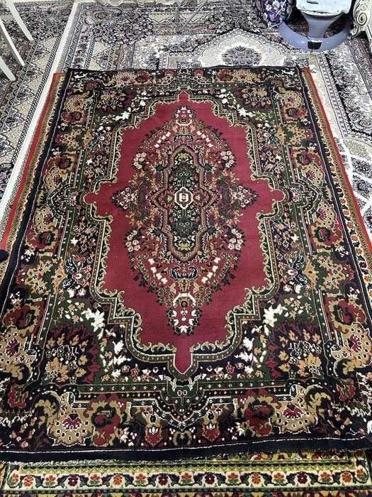 Gilam sotiladi razmeri 180/260