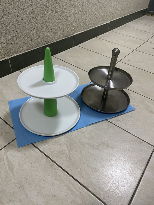 Этажерки удобны для сервировки