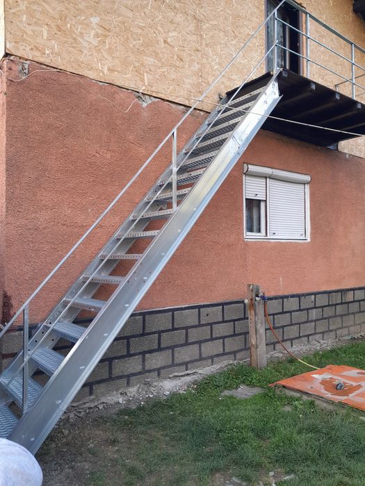 Scări metalice galvanizate la orice demisiune asiguram transport ori unde in tara mai multe detalii la Nr