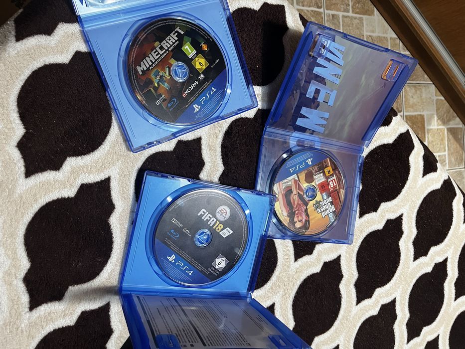 PS4 Slim  + GTA V + FIFA 18 + Minecraft