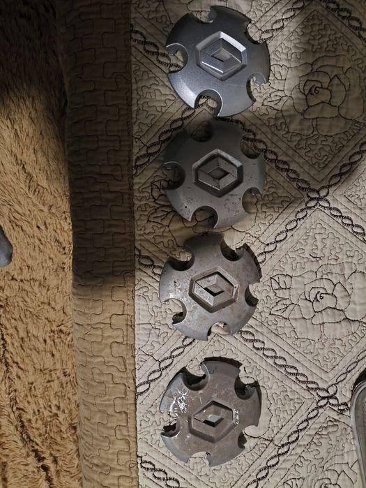 Продам заглушки Рено дустер оригинал