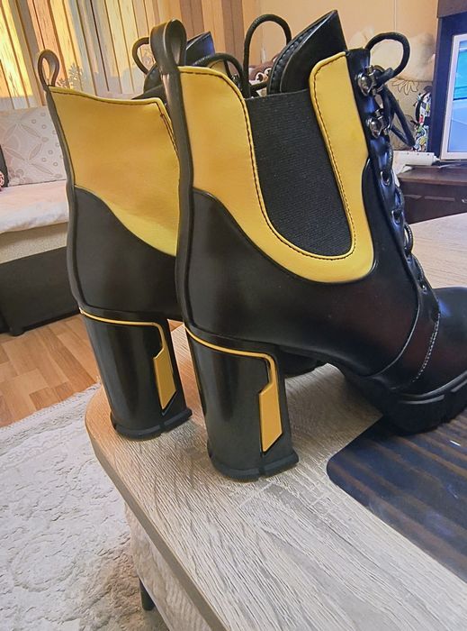 Продавам дамски боти